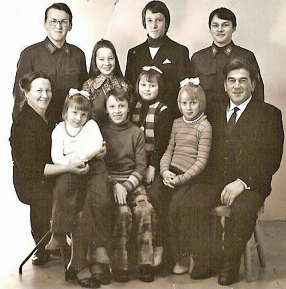 Sirkka ja Vilho Korkiala sekä heidän 8 lastaan: ylh. vasemmalta Juha, Heli, Pekka, Jaakko. Öidin sylissä Sari, Matti, Riitta ja isän vieressä Mervi.
