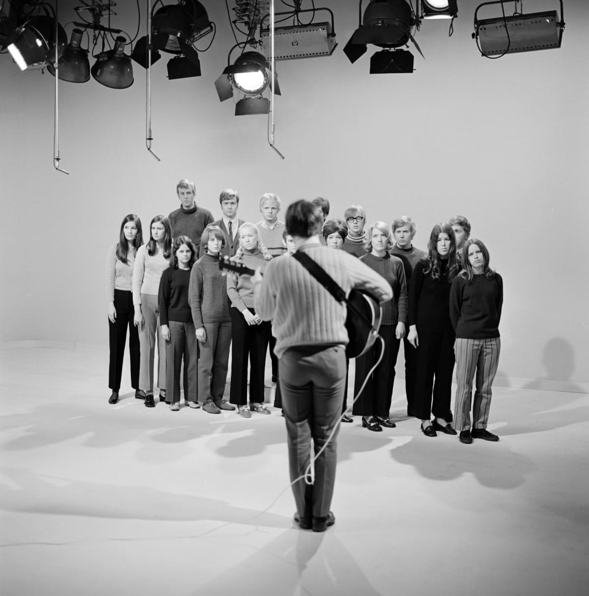 Yleisradion televisio-ohjelma "Popmessu. Pop-messu". Timo Ruottinen (kitara) ja 17-henkinen seurakuntanuorista koottu kuoro.