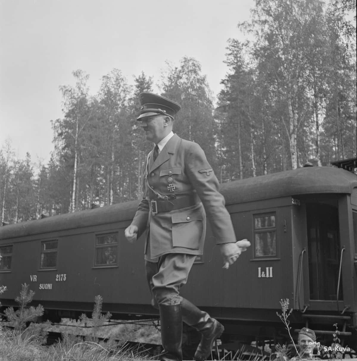 Adolf Hitler kävelee