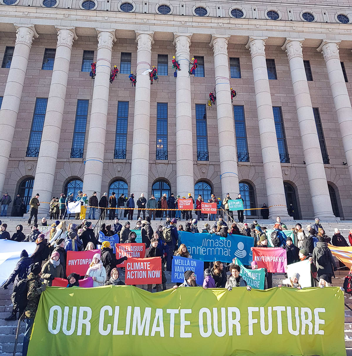 Greenpeacen mielenosoitus eduskuntatalon edustalla