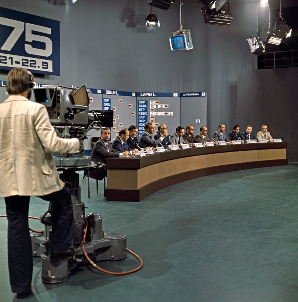 Puolueen puheenjohtajat valliistudiossa.