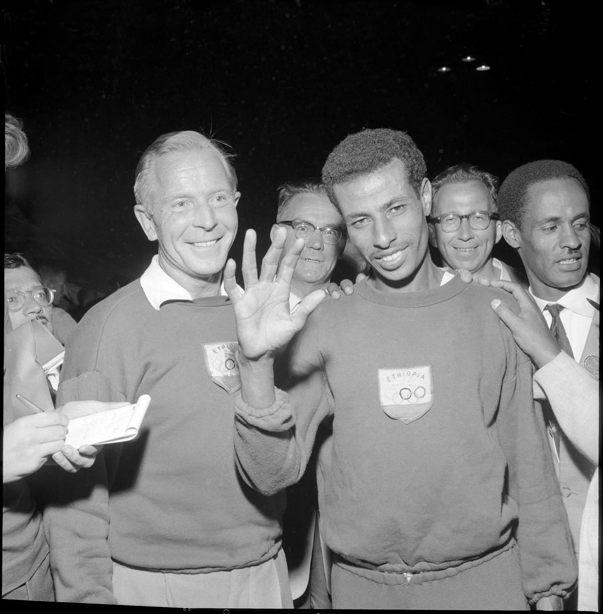 Marantonin olympiavoittaja Abebe Bikila 1960 Roomassa valmentajansa Onni Niskasen kanssa
