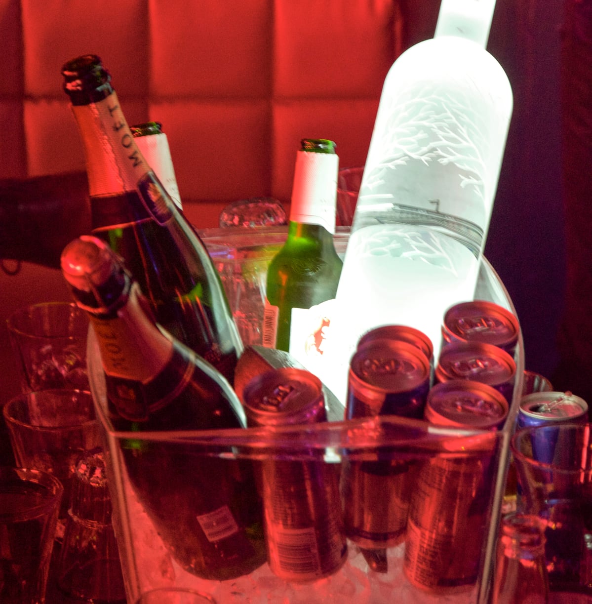 vodka- ja kuohuviinipulloja ravintolan pöydässä