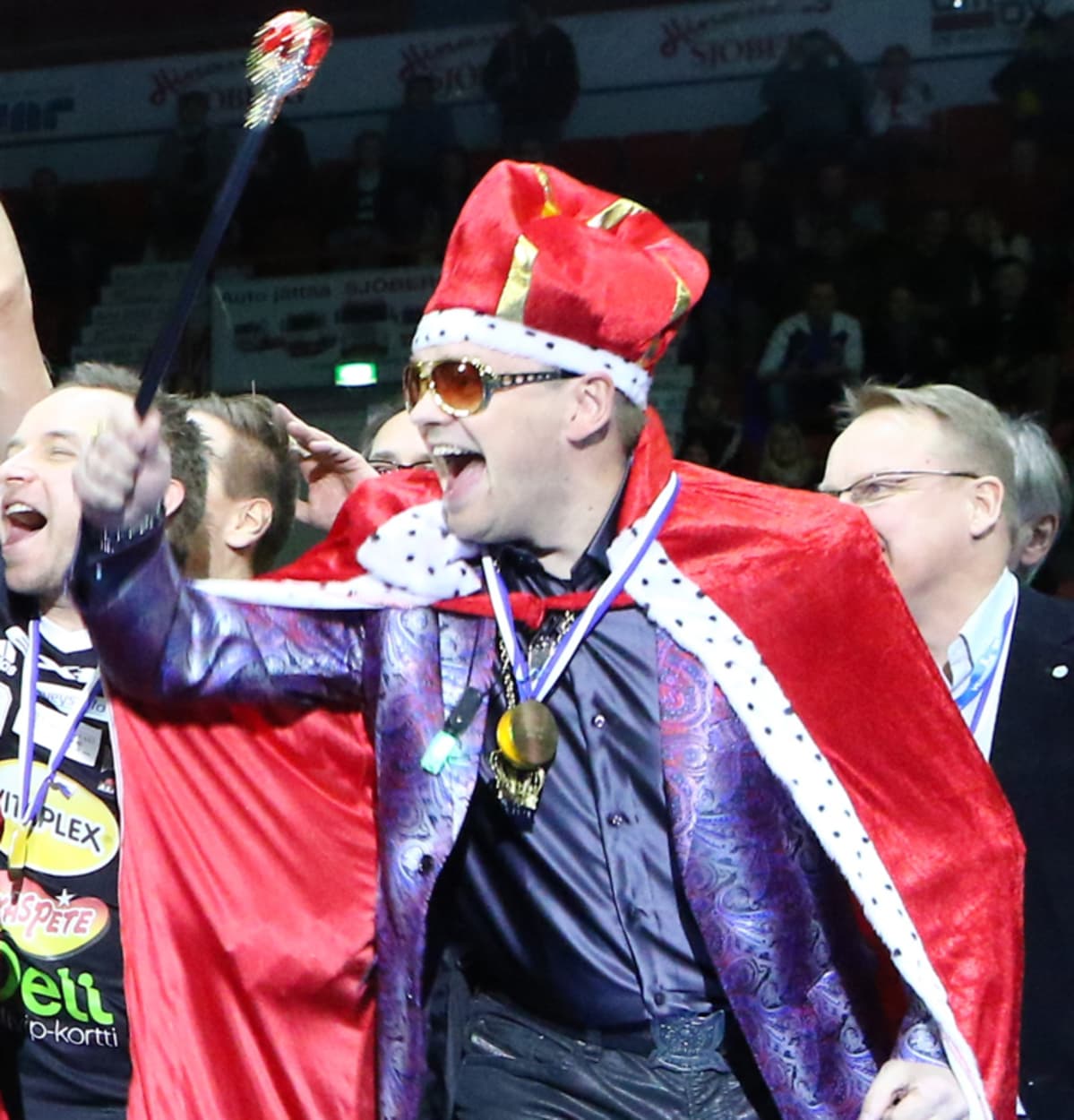 Kurre Westerlund kuningasasussa Suomen Cupin voiton jälkeen.