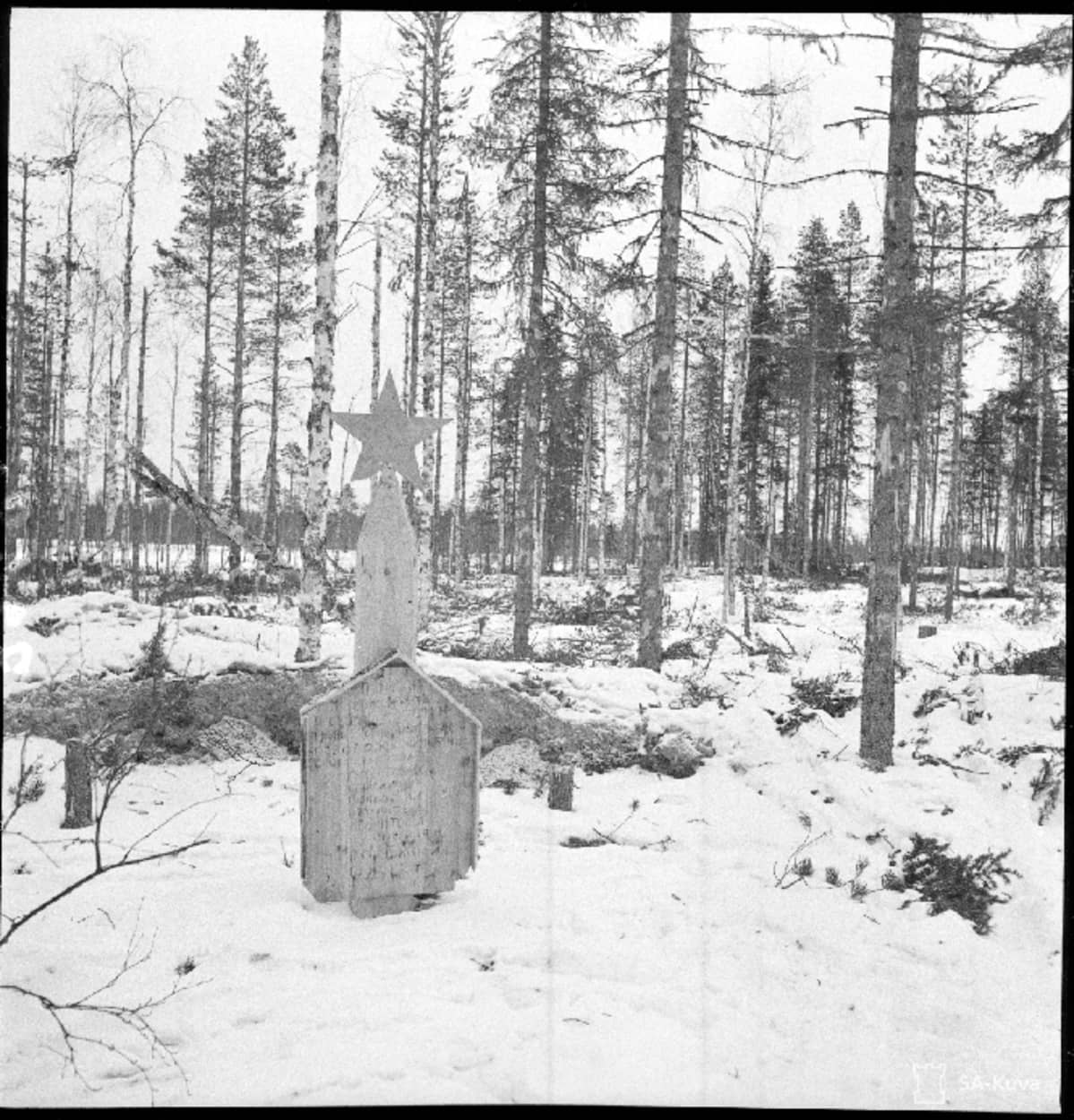 Venäläinen hautamerkki Kuhmon Saunajärvellä kuvattuna talvisodan loputtua.