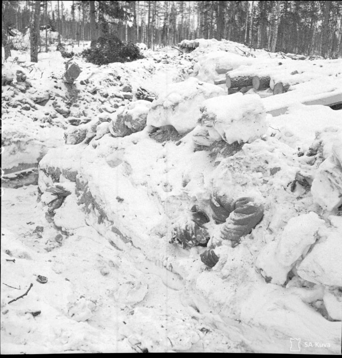 Venäläisten asemia Kuhmon Saunajärvellä talvisodan aikana. Ruumis vallin täytteenä.