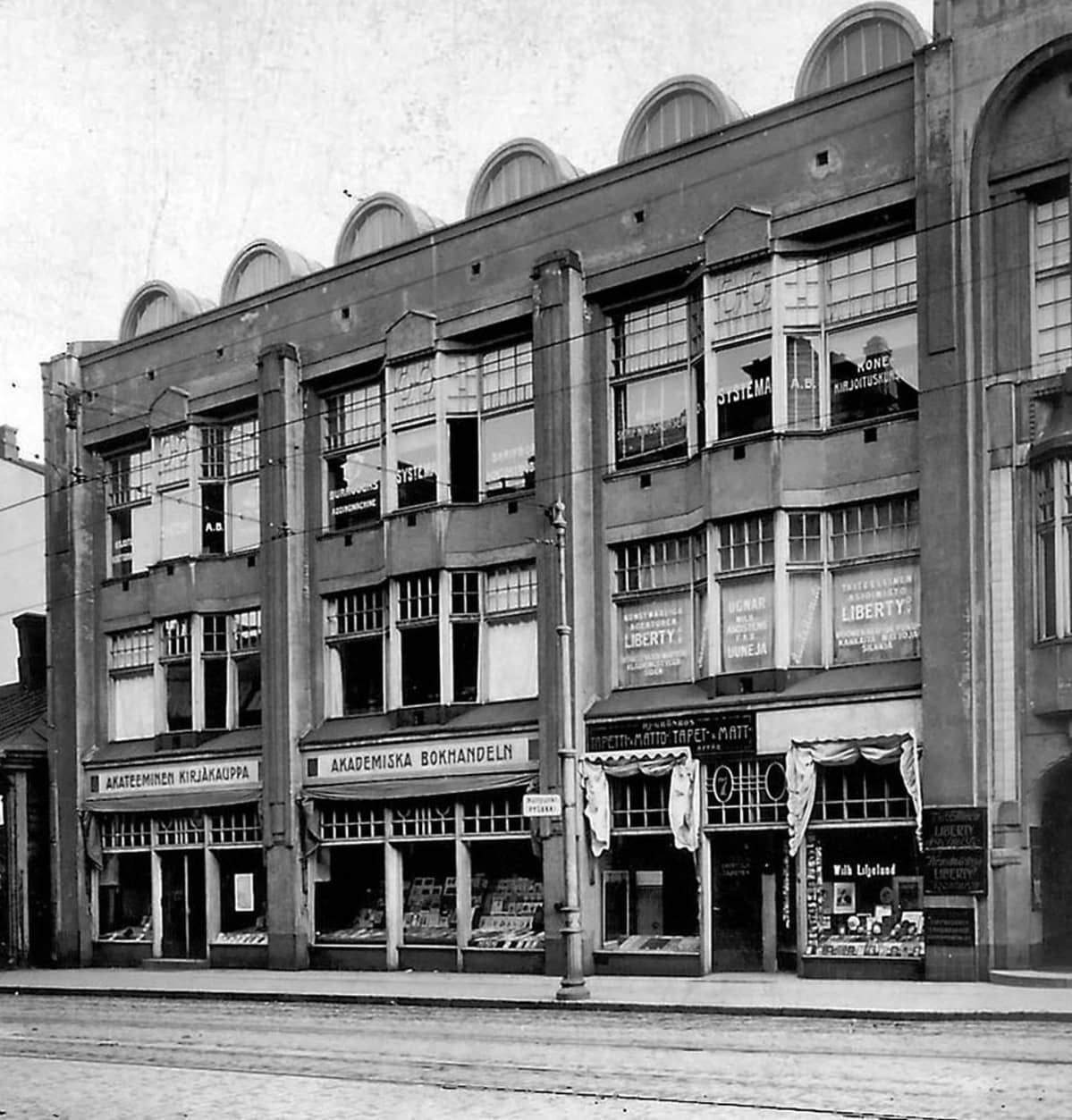 Akateeminen Kirjakauppa sijaitsi 1920-luvulla osoitteessa Aleksanterinkatu 7.