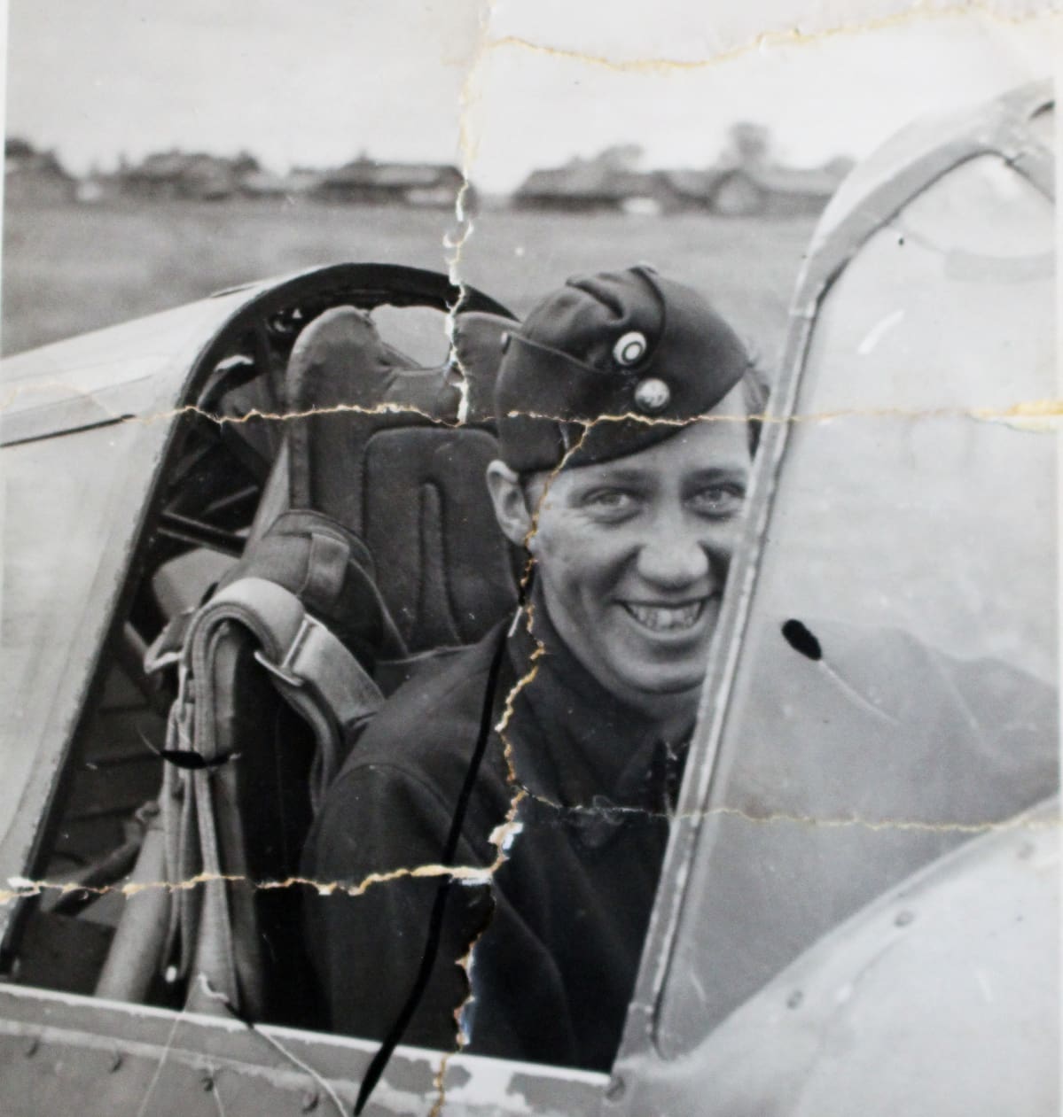 Mauri Maunula Morane-Saulnier-hävittäjän ohjaamossa.