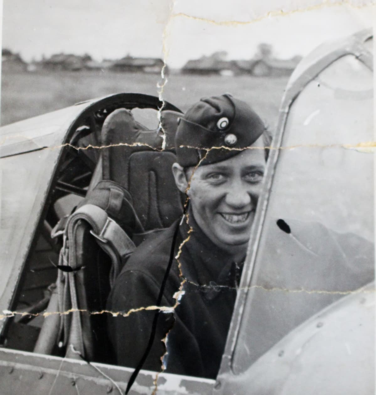 Mauri Maunula Morane-Saulnier-hävittäjän ohjaamossa.