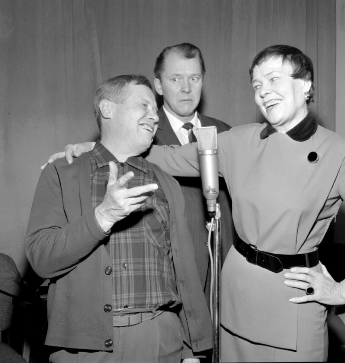 Oke Tuuri, Kauko Helovirta ja Elsa Turakainen roolihahmoissa radion studiossa kuunnelman 'Kalle Kustaa Korkki ja Pekka Lipponen' nauhoituksessa. Kuvattu otettu 10. huhtikuuta 1967.