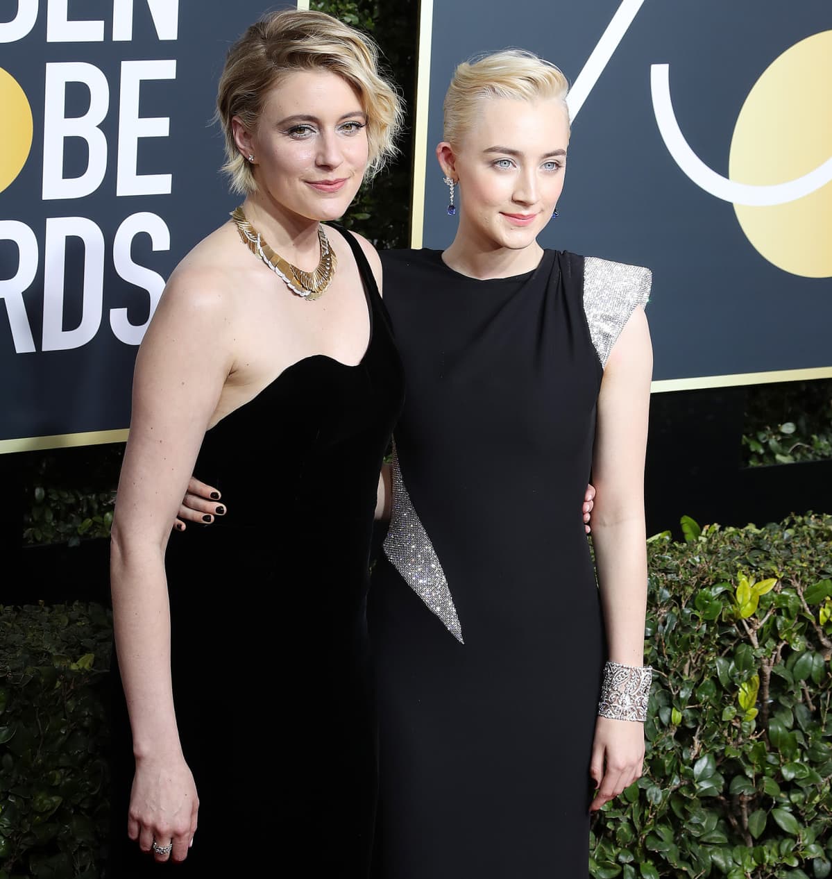 Lady Bird -elokuvan ohjaaja ja käsikirjoittaja Greta Gerwig ja pääosan näyttelijä Saoirse Ronan Golden Globe -gaalassa 7. tammikuuta.