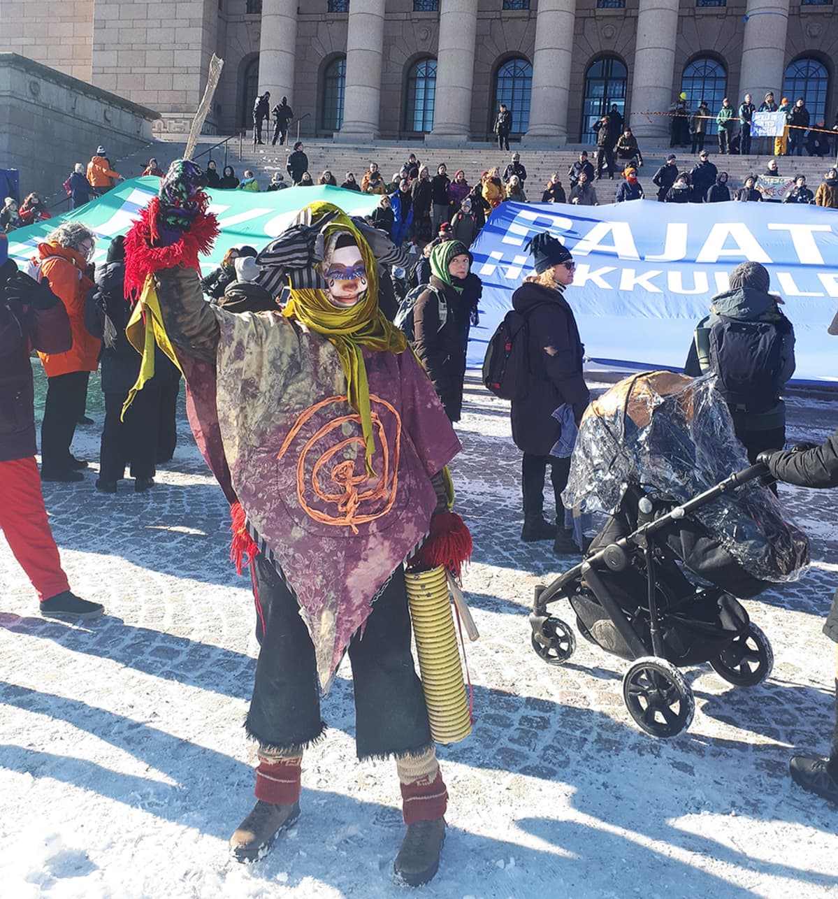 Greenpeacen mielenosoitus eduskuntatalon edustalla