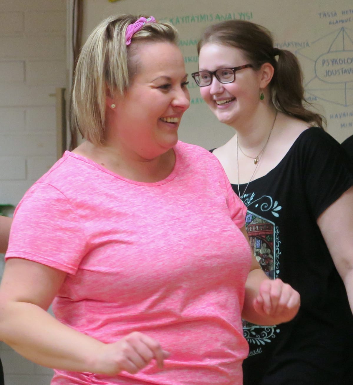 Mari Lepistö (vas.) ja Suvi Lepistö XXL-Dance tanssitunnilla Riihimäellä