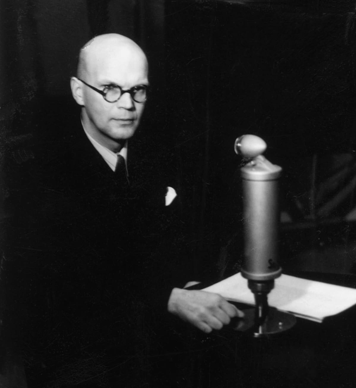 Pääministeri Urho Kekkonen radiostudiossa.