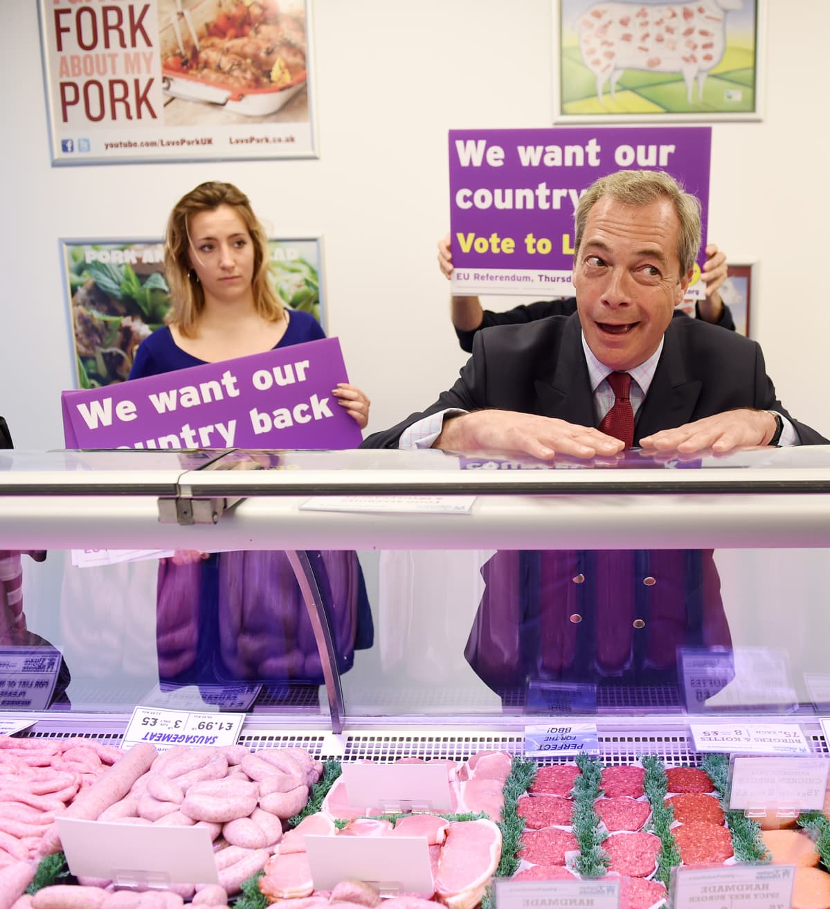 UKIP-puolueen johtaja Nigel Farage kampanjoimassa Britannian EU-eron puolesta Ramsgatessa, Kentissä 13. kesäkuuta 2016. Farage nojaa lihakaupan tiskiin virne naamallaan.