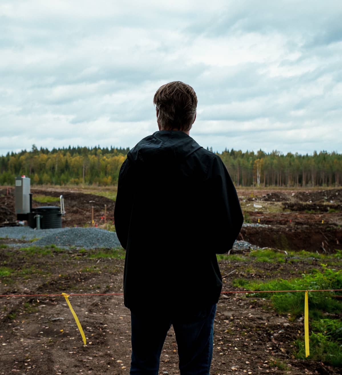 Matti Kuusela katselee suota