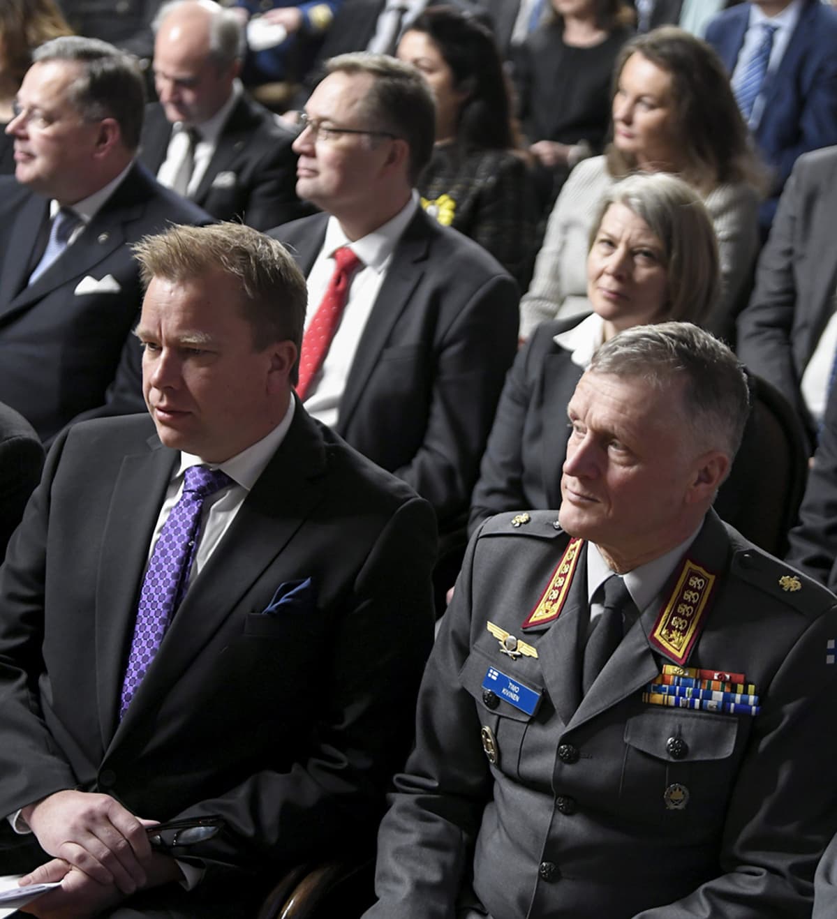 Puolustusministeri Antti Kaikkonen ja Puolustusvoimain komentaja kenraali Timo Kivinen (oikealla).