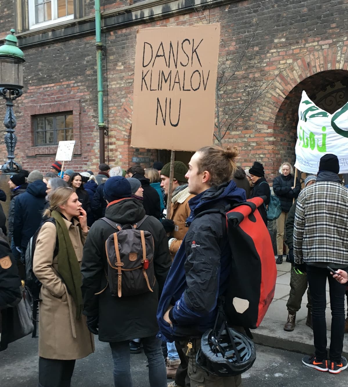 mielenosoittajia ilmastolaki-kyltti kädessään