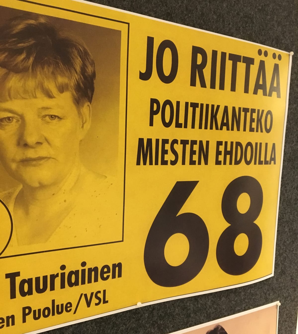 Vanhat vaalijulisteet näyttely.