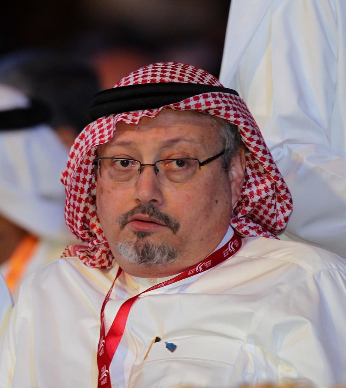 Kuva Khashoggista perinteisessä saudimiehen asussa.