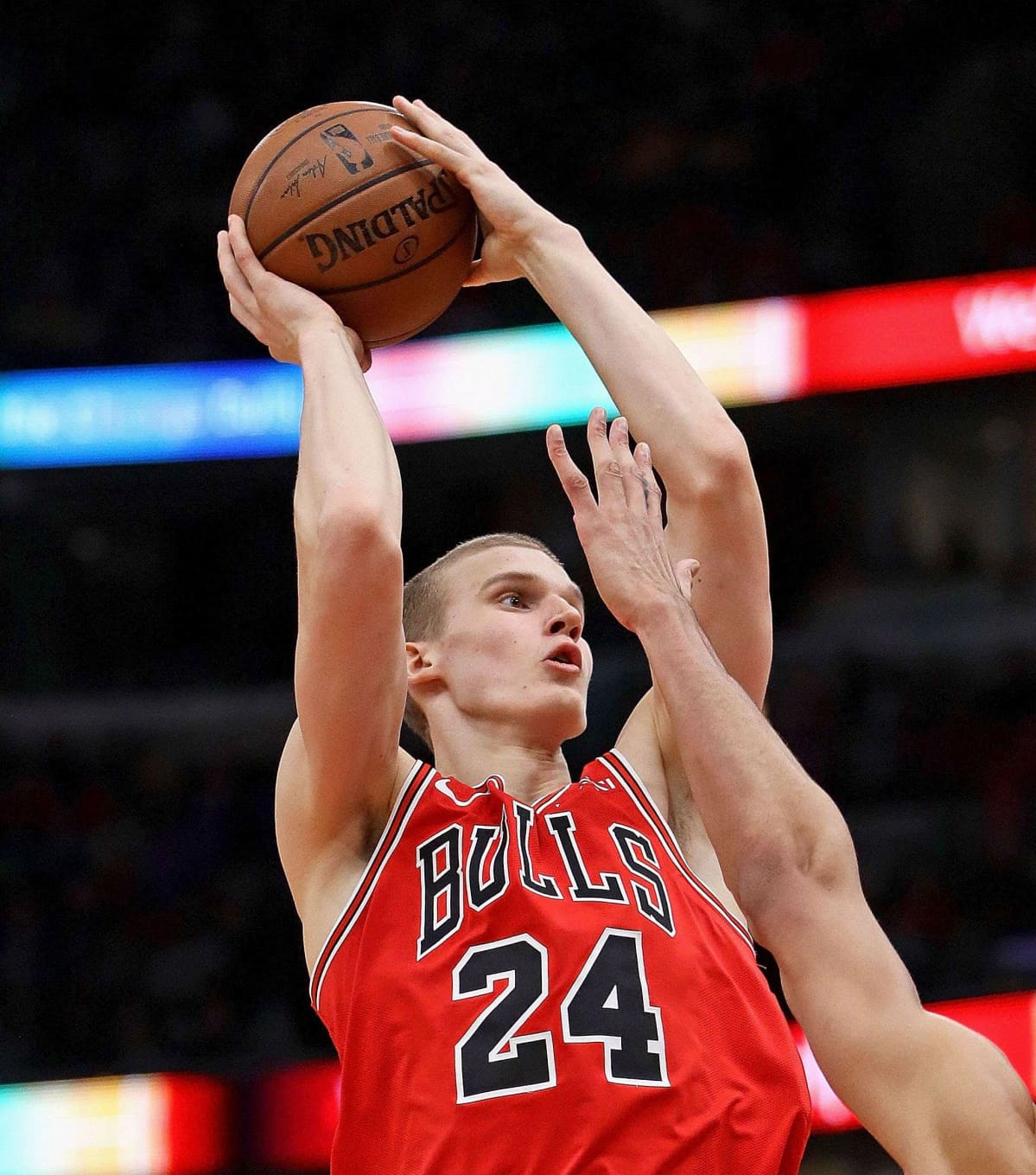 Lauri Markkanen lähikuvassa.