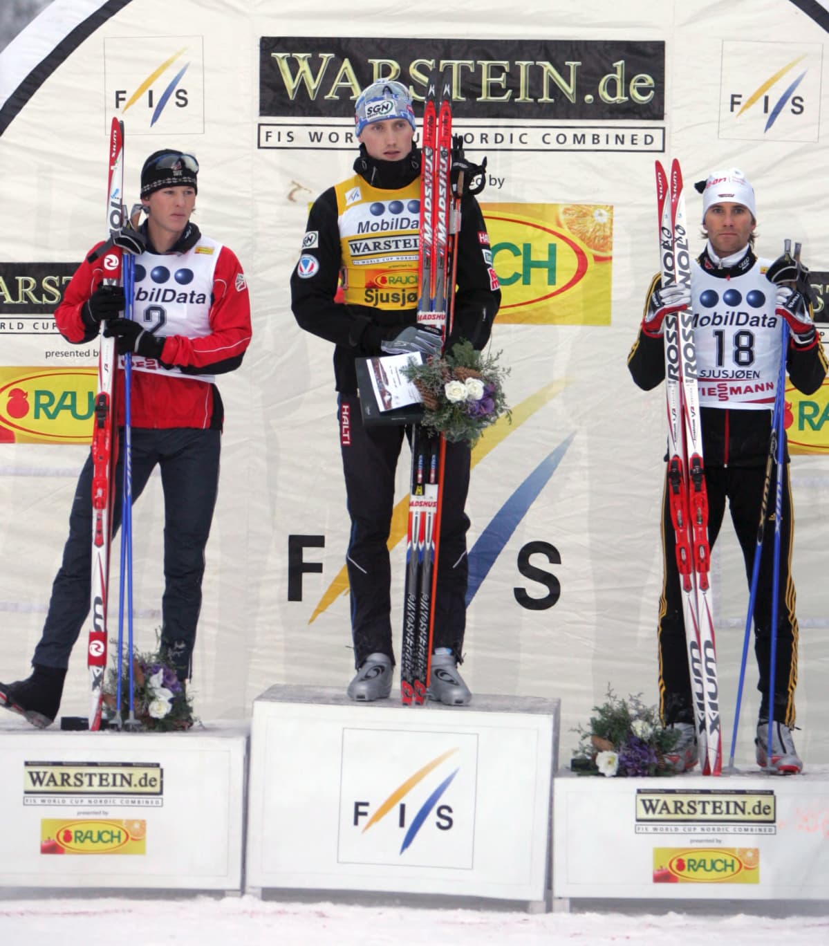 Vakavia miehiä palkintopallilla. Todd Lodwickia, Hannu Mannista ja Ronny Ackermannia ei hymyilyttänyt Lillehammerin sprintin jälkeisessä kukitustilaisuudessa. Vain hetkeä aiemmin Ackermann oli lyönyt Mannista sauvallaan.