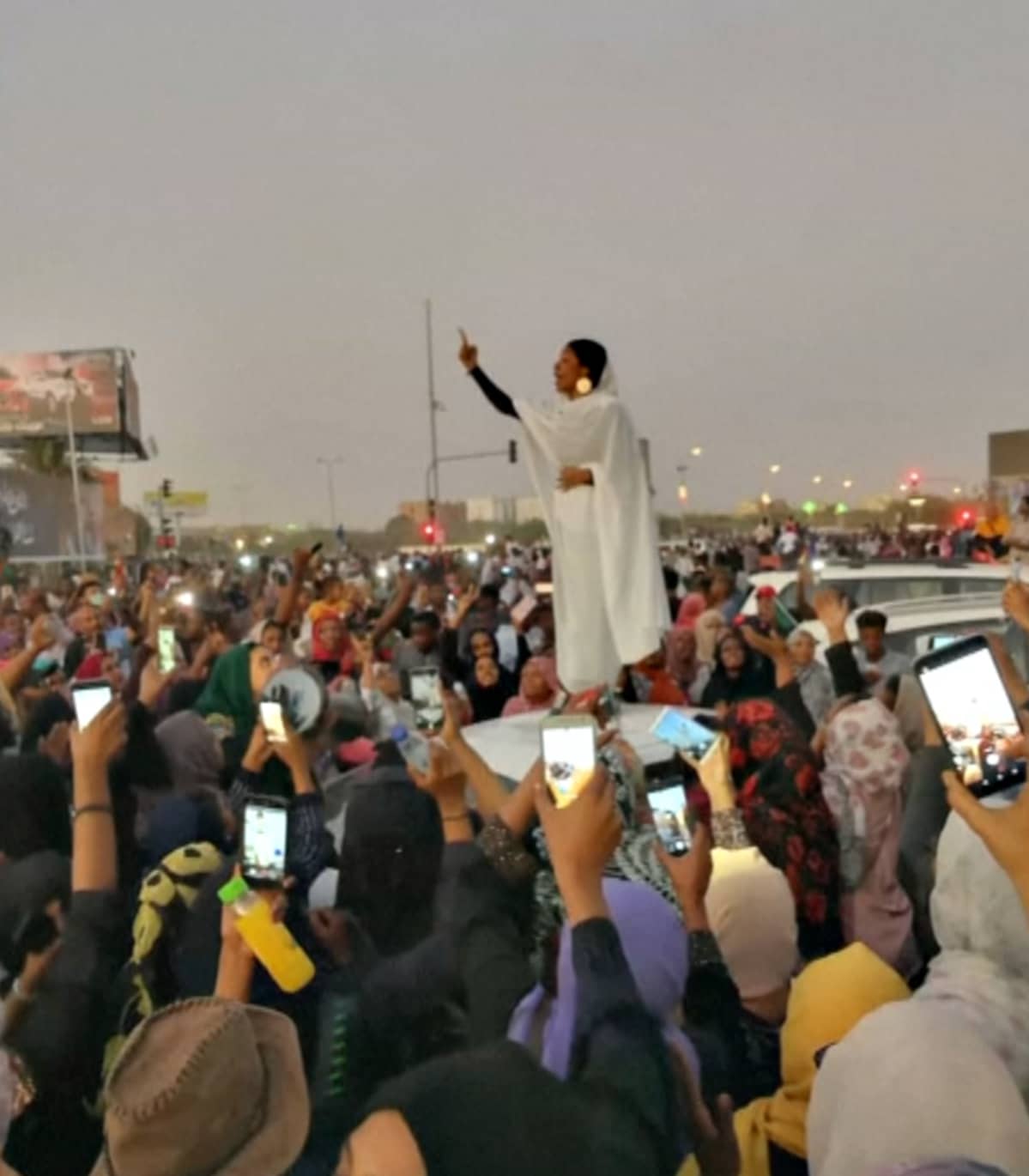 Mielenosoittajia Sudanissa.