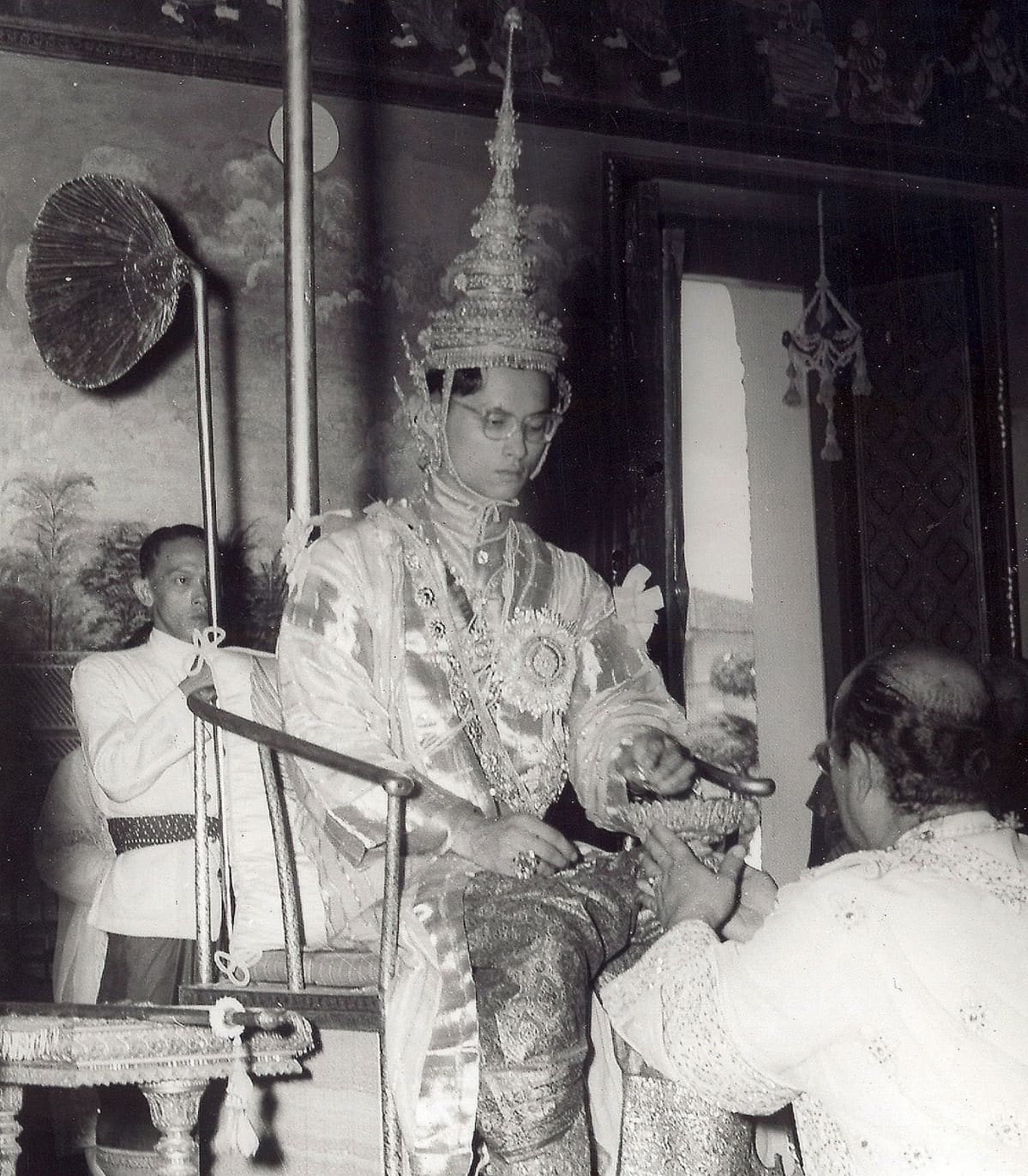 Thaimaan kuningas Bhumibolin viralliset kruunajaiset v. 1950.
