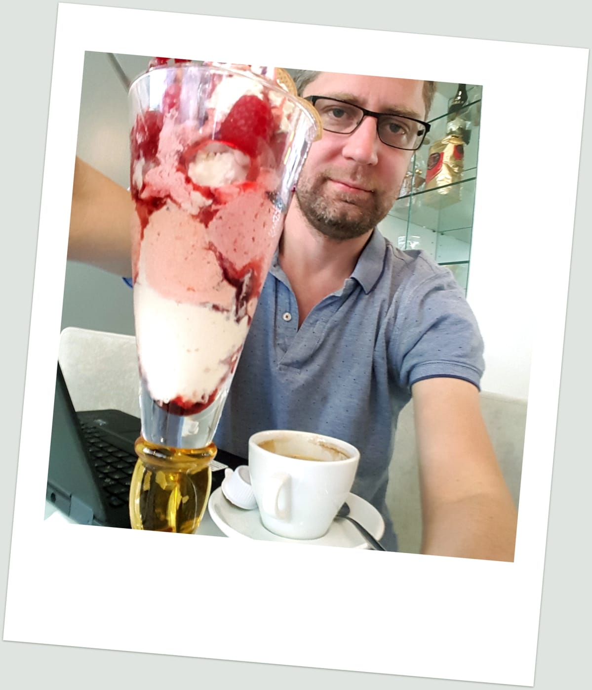 Antti Kuronen ja suuri jäätelöannos.