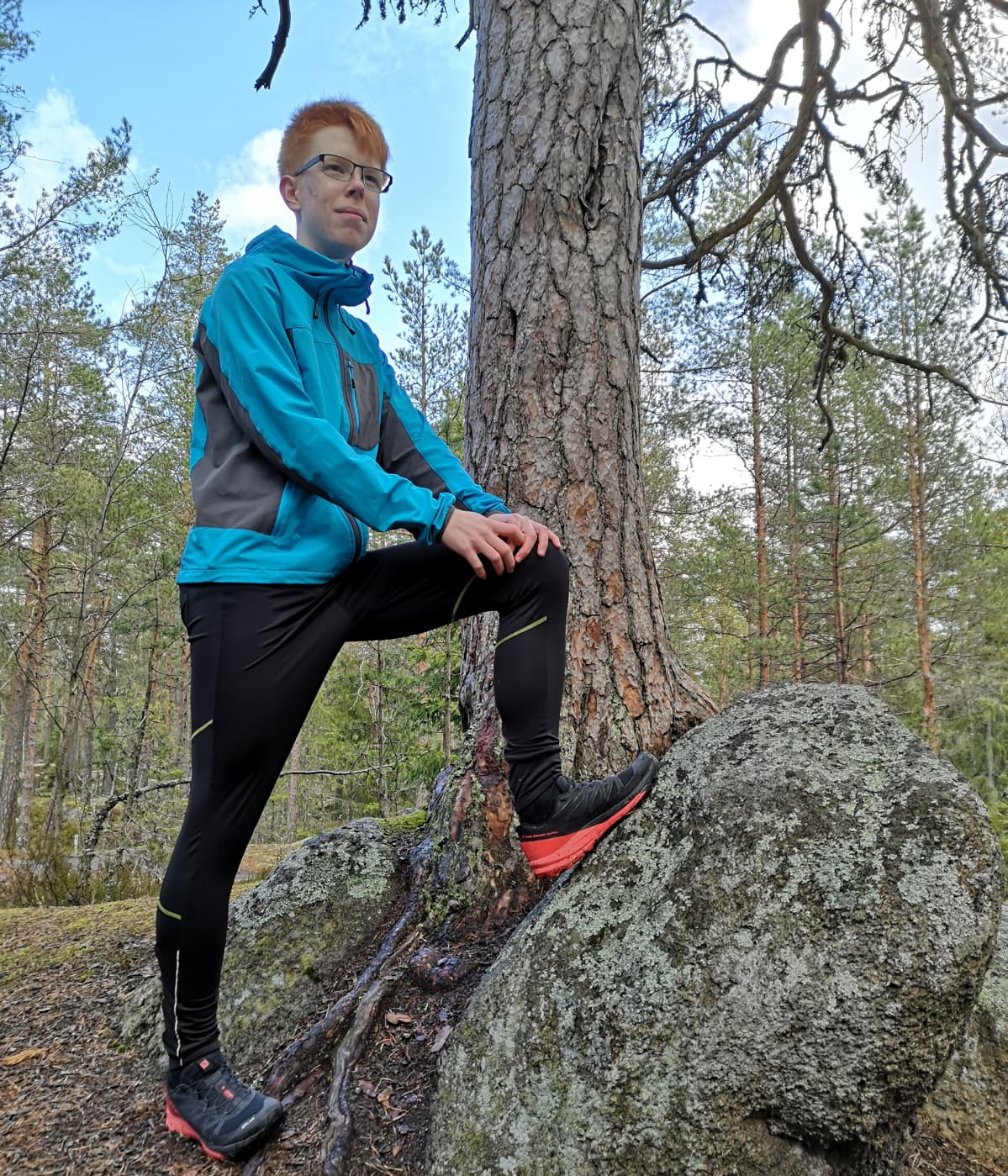 Kirkkonummelainen Eelis Ojala voi harrastaa retkeilyä ja polkujuoksua lähellä kotiaan, sillä perhe asuu Kirkkonummella lähellä Nuuksion kansallispuistoa.