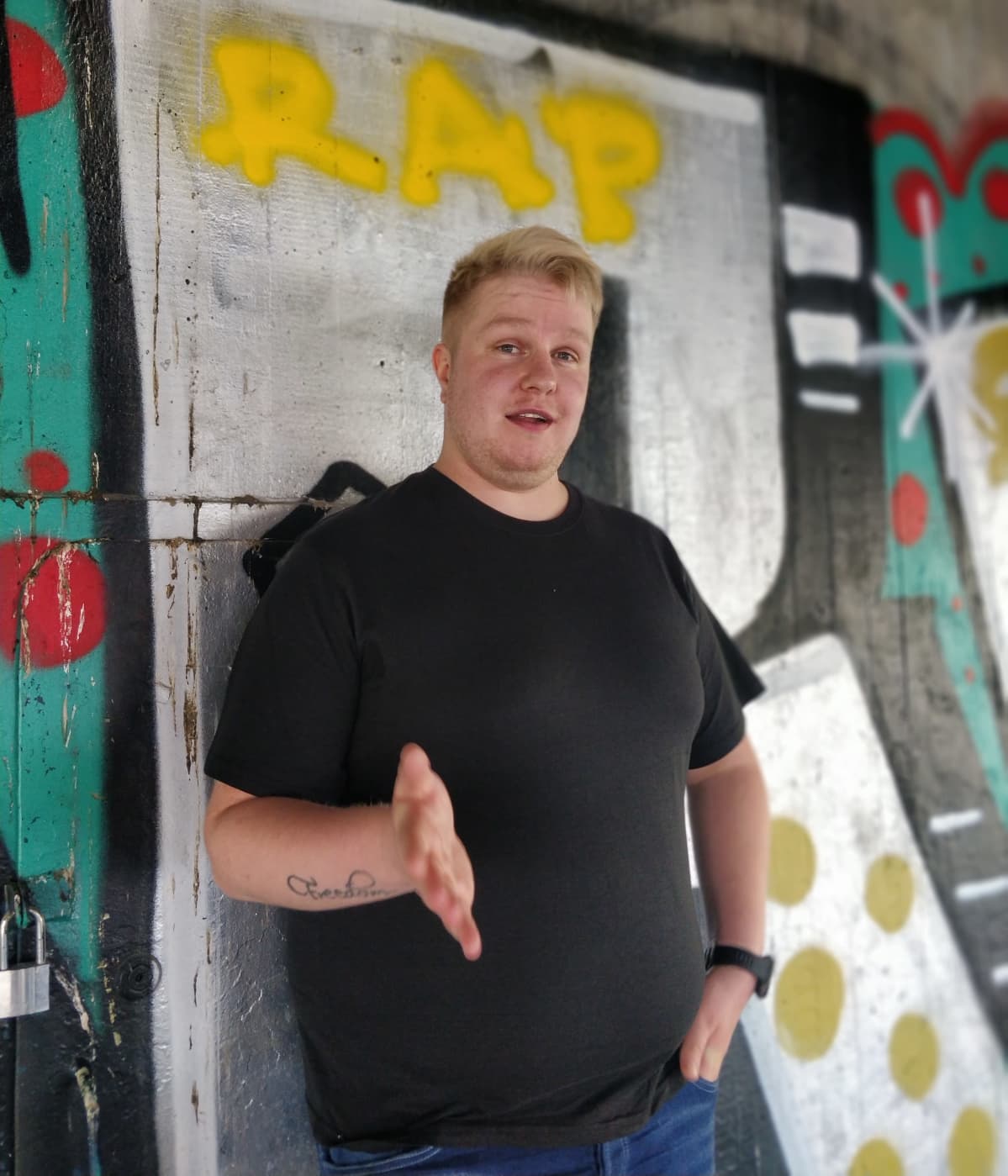 Kuvassa on Sami-Petteri Asikainen, joka kuvaa julkisuuden henkilöiden kuvista parodiakuvia someen.