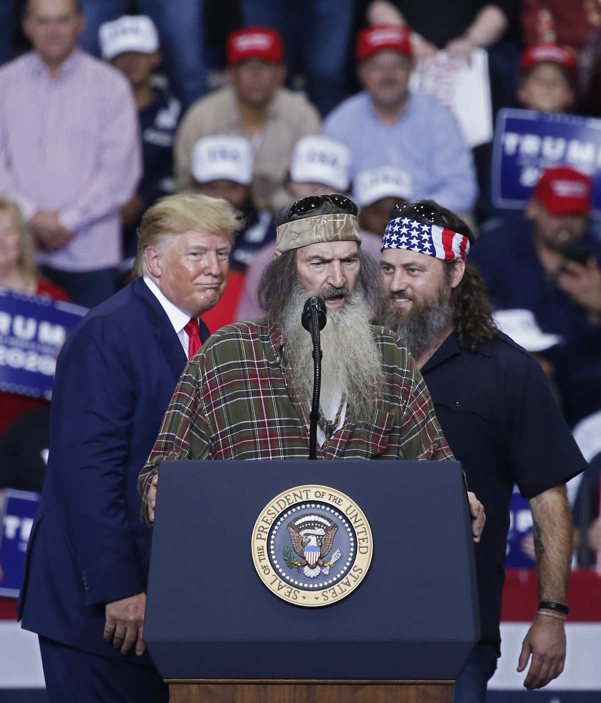 Donald Trump, Phil Robertson ja Willie Robertson puhujapöntössä.