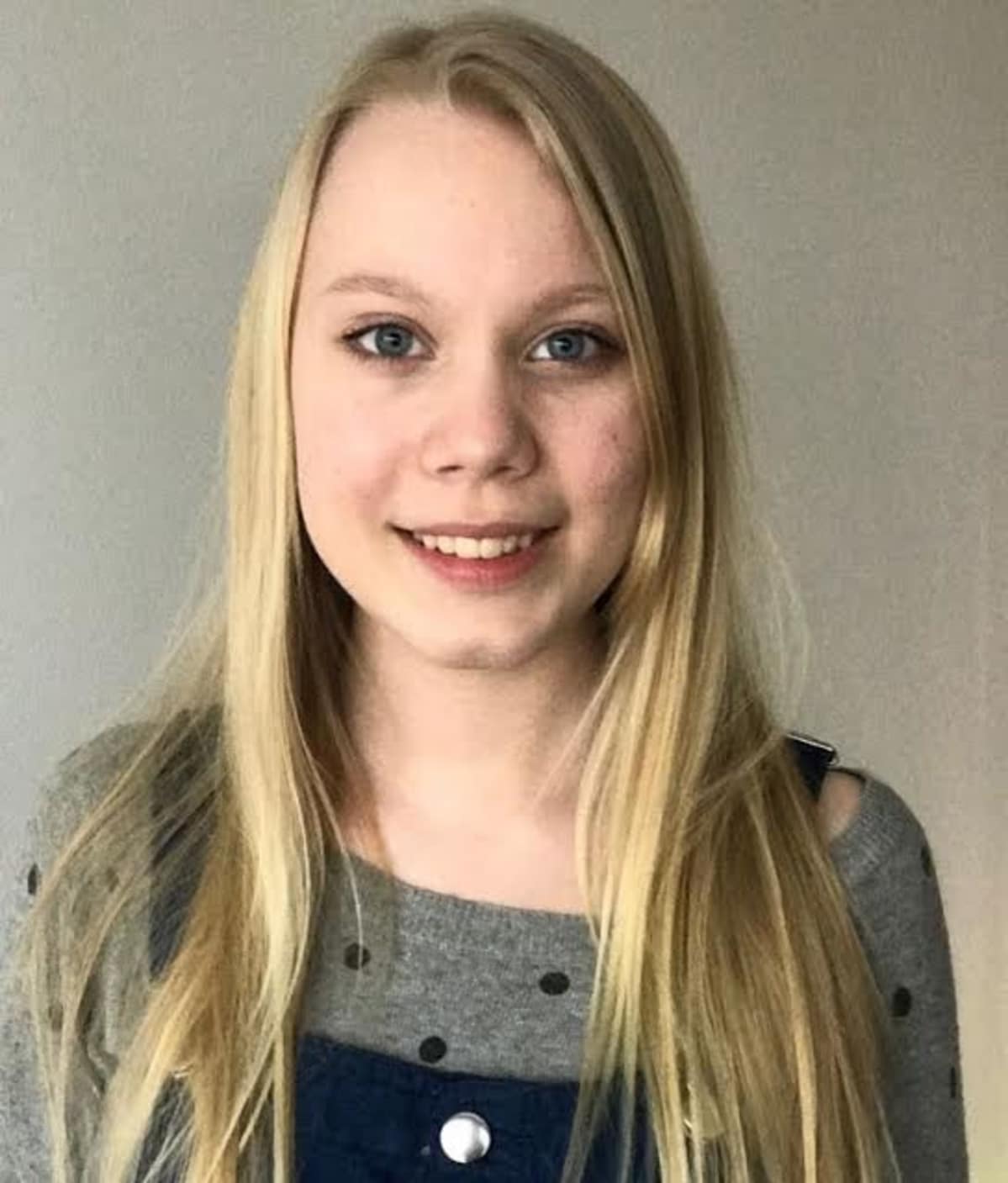 Kuvassa tyttö.