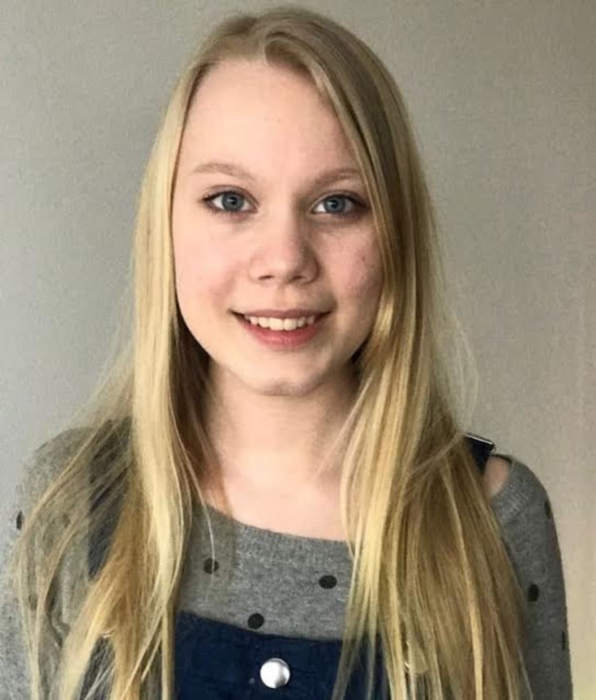 Kuvassa tyttö.