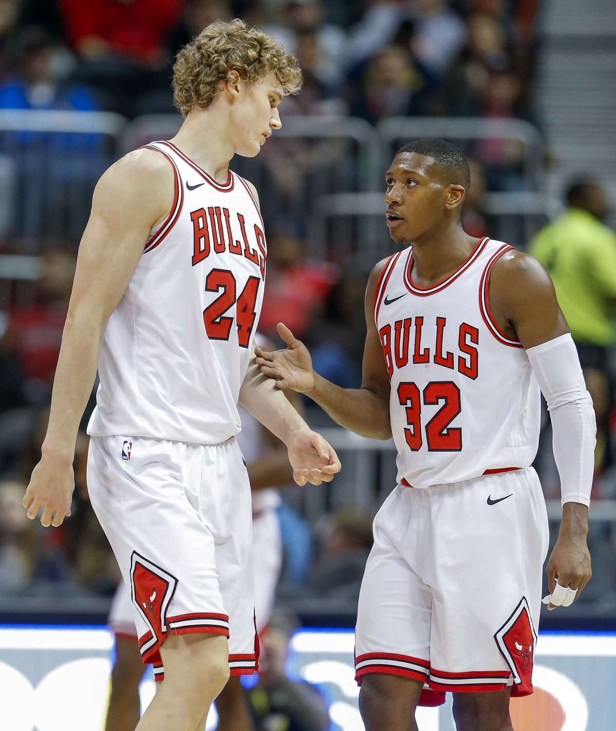 Kuvassa Lauri Markkanen ja Kris Dunn.