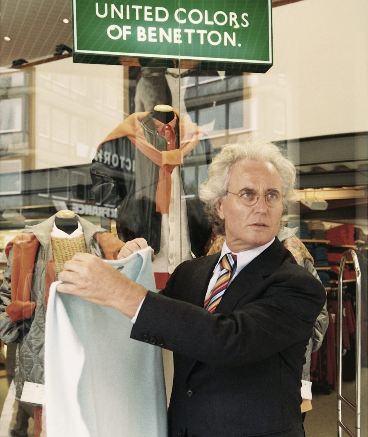 Luciano Benetton pitelee paitaa myymälänsä edustalla Hampurissa.