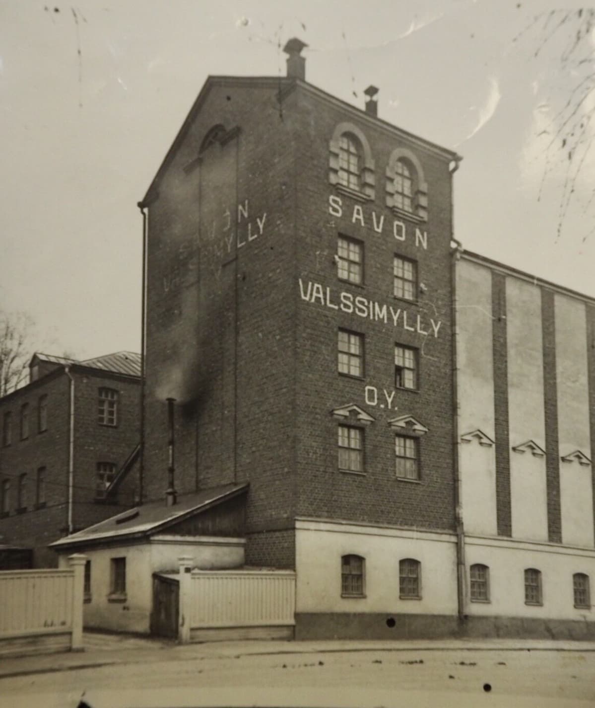 Mikkelin valssimyllyrakennus kuvattuna Mannerheimintieltä 19320-1930-luvulla.