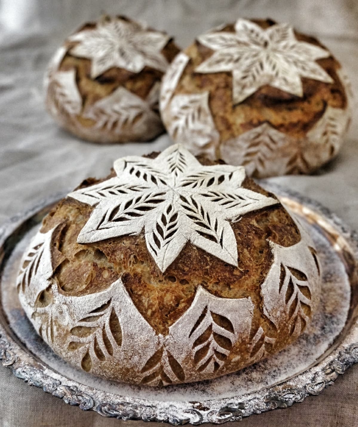 Hankolaisen Mia Nybergin leipoma ja koristelema hapanjuurileipä.
