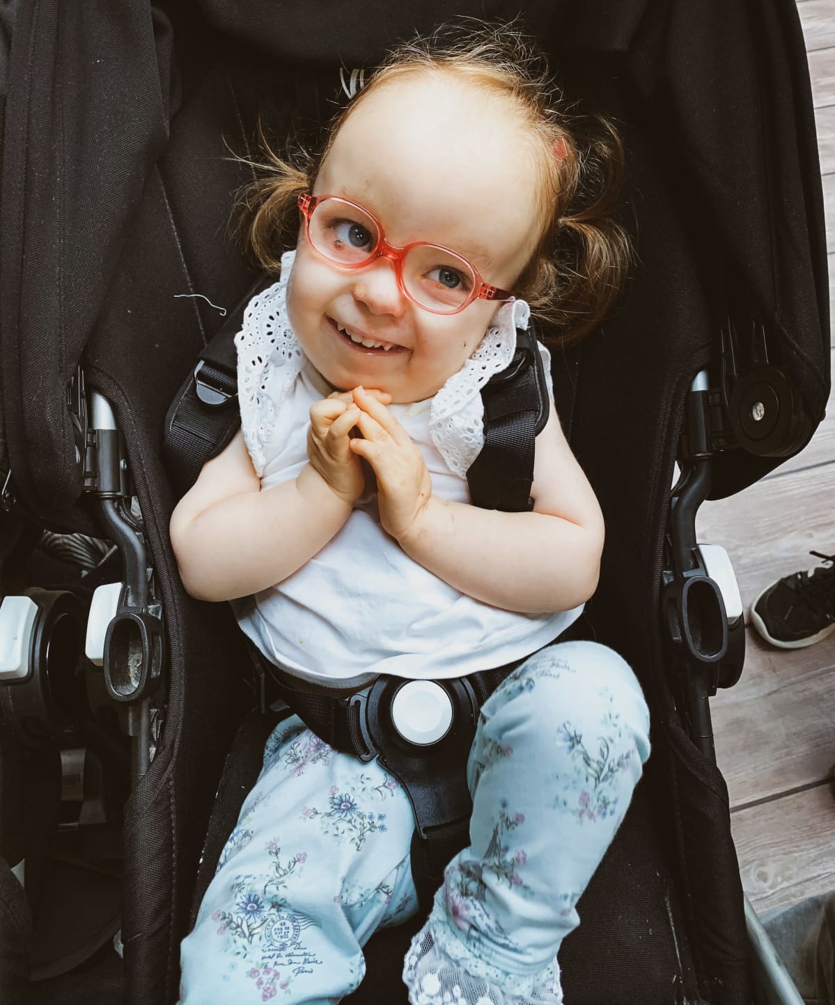 Hilda Tolonen kädet ristissä rattaissa