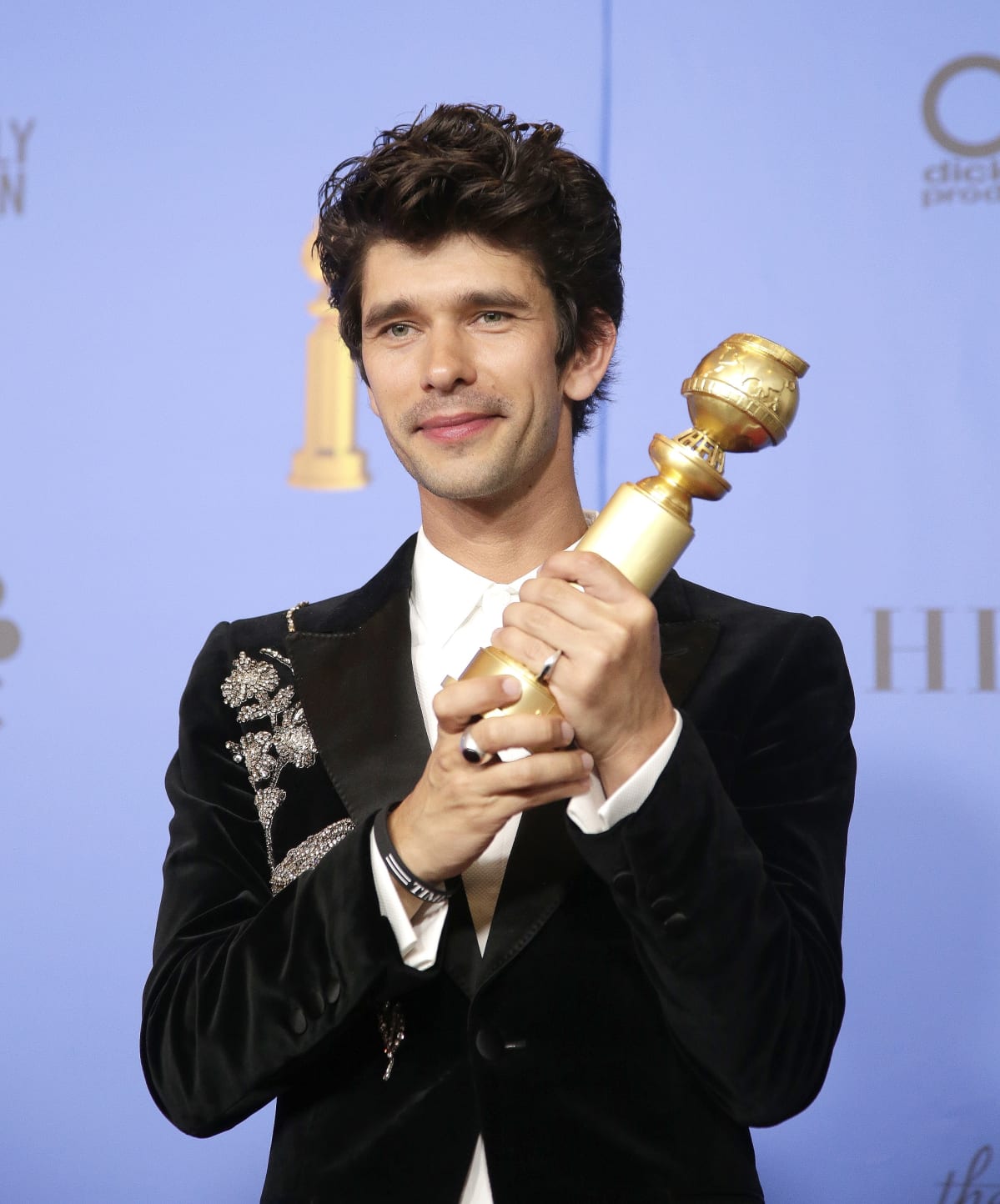 Näyttelijä Ben Whishaw sai Golden Globen sivuosastaan A Very English Scandal.
