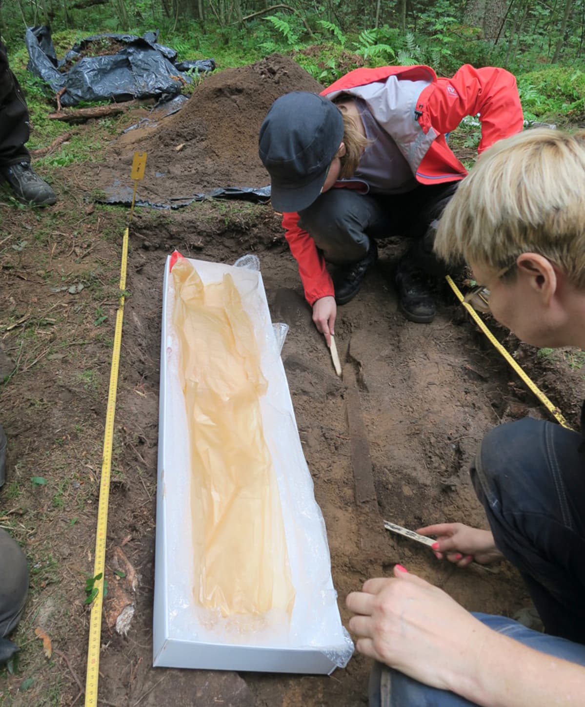 Arkeologit nostavat viikinkimiekkaa maasta Lopella
