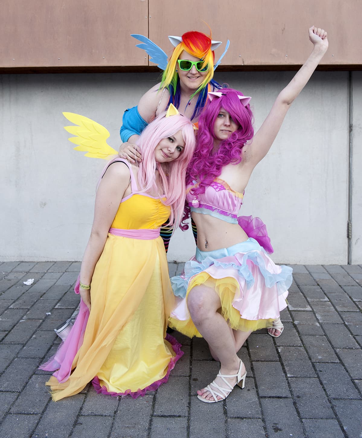 Petra Koso, Jessica Klaus ja Regina Viertonen Fluttershy, Pinkie Pie ja Rainbow Dash -hahmoina My Little Pony: Friendship is Magic -animesarjasta.