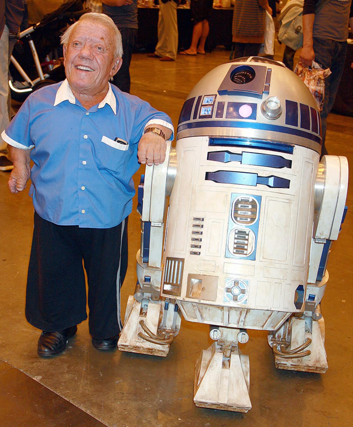 Kenny Baker ja R2-D2 droidi.