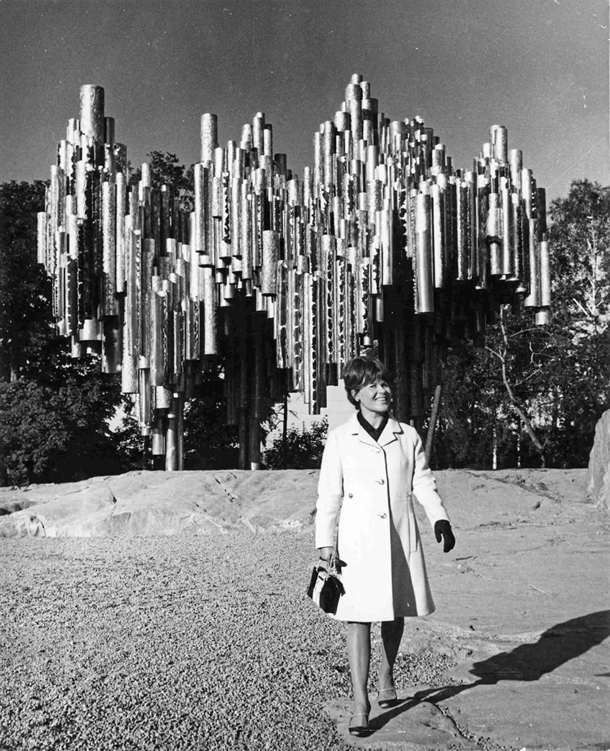 Eila Hiltunen ja Sibelius-monumentti.