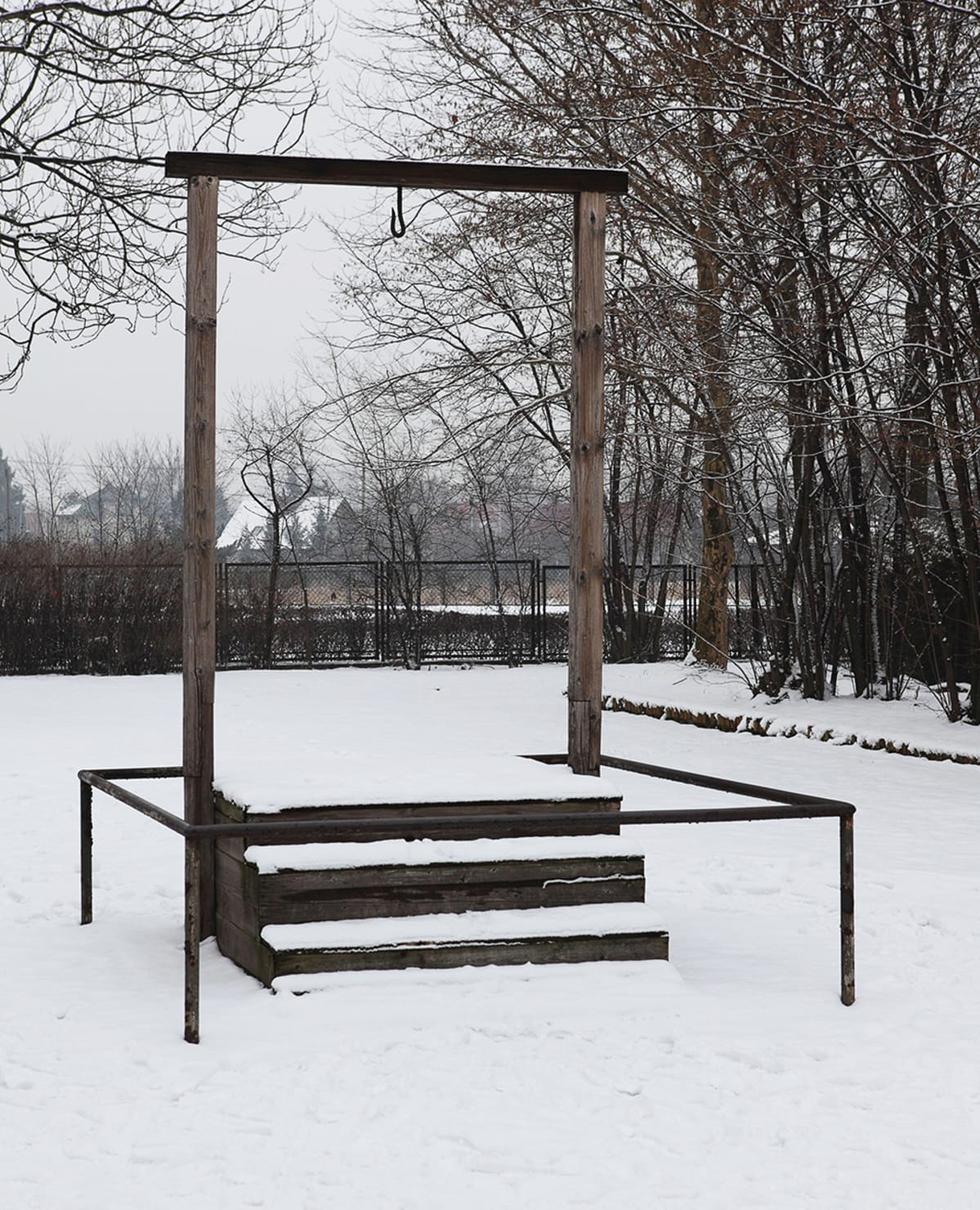 Auschwitzin leirin komentaja Rudolf Höss tuomittiin kuolemaan ja hirtettiin Auschwitzissa huhtikuussa 1947. Hirttolava on leirin alkuperäisen kaasukammion vieressä.