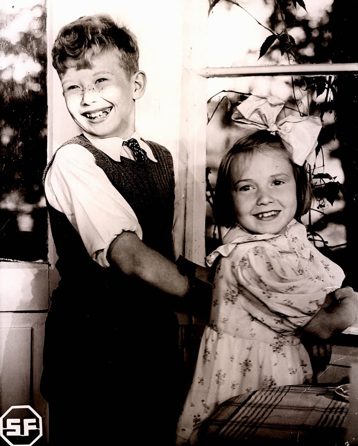 Lasse Pöysti Suomisen Ollina vuonna 1941. Ollin siskoa Pipsaa esitti Maire Suvanto.
