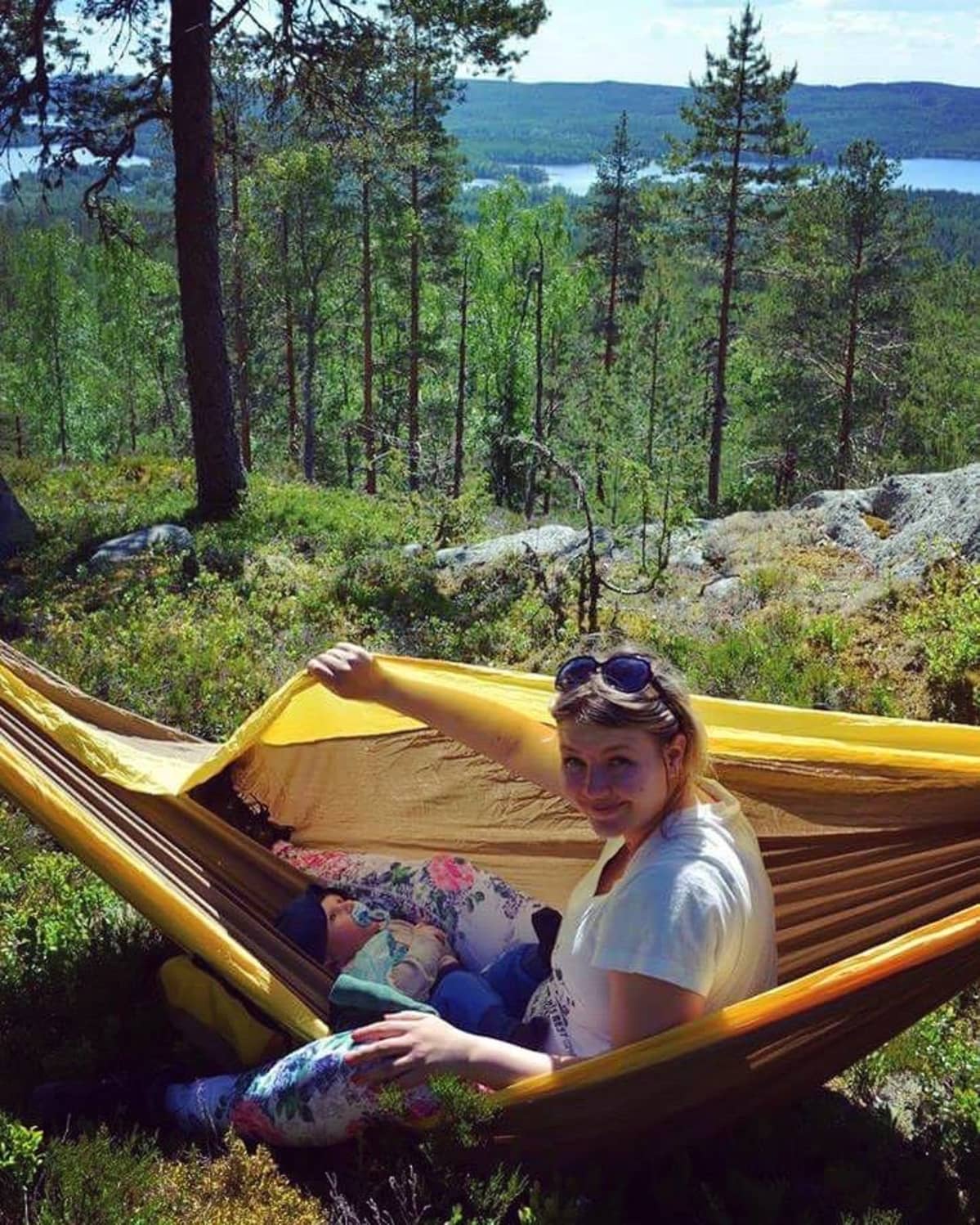 Äiti ja vauva riippumatossa kansallispuistossa