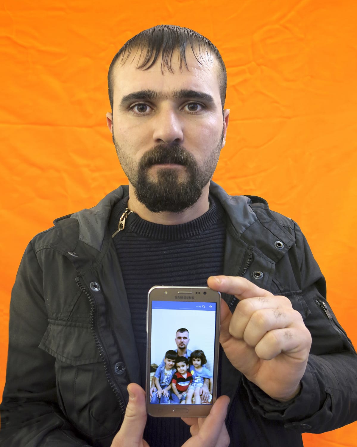 Kurdilainen pakolaisisä ja kuva hänen kolmesta tyttärestään. Irak 2015