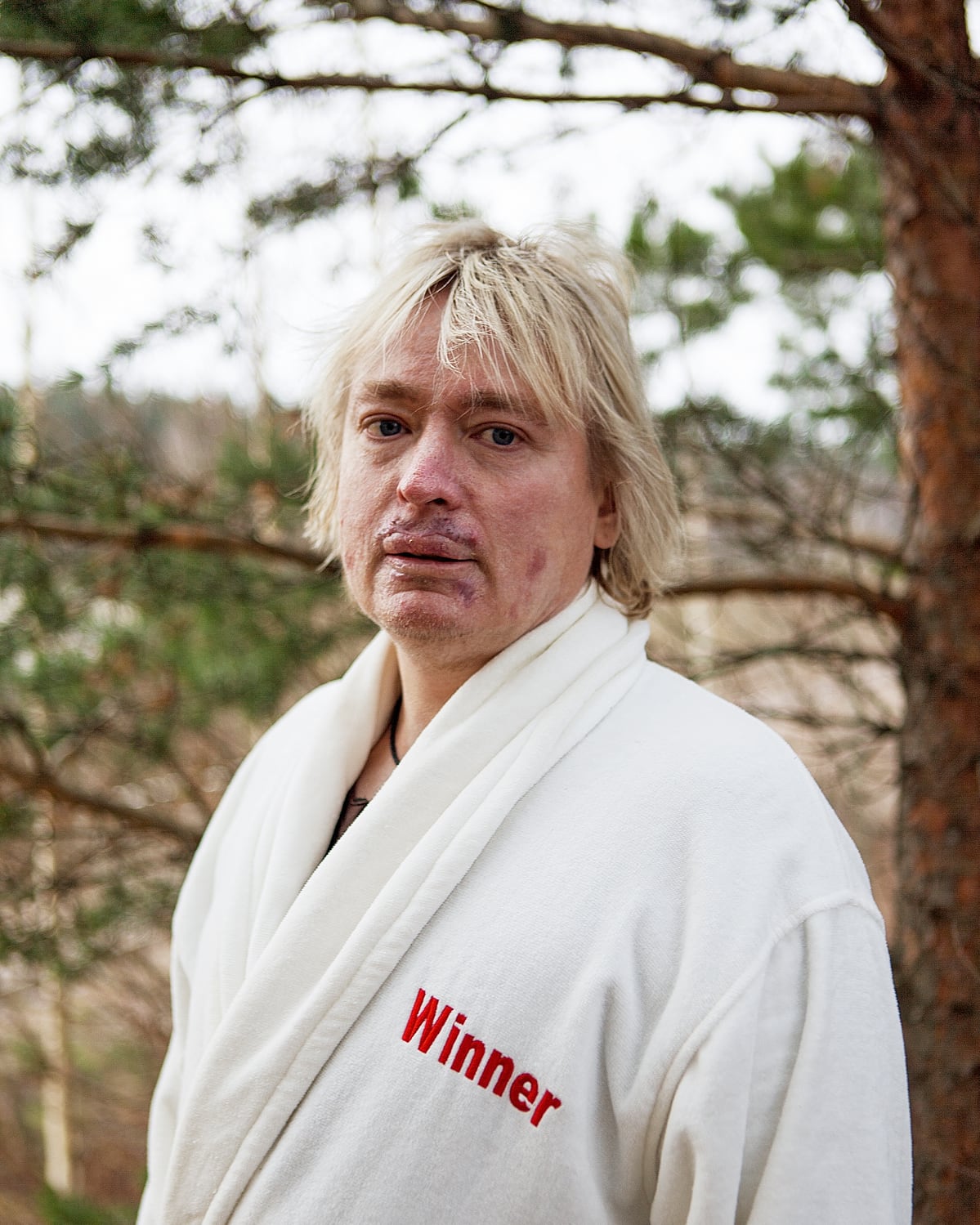 saunoja Timo Kaukonen kylpytakissa