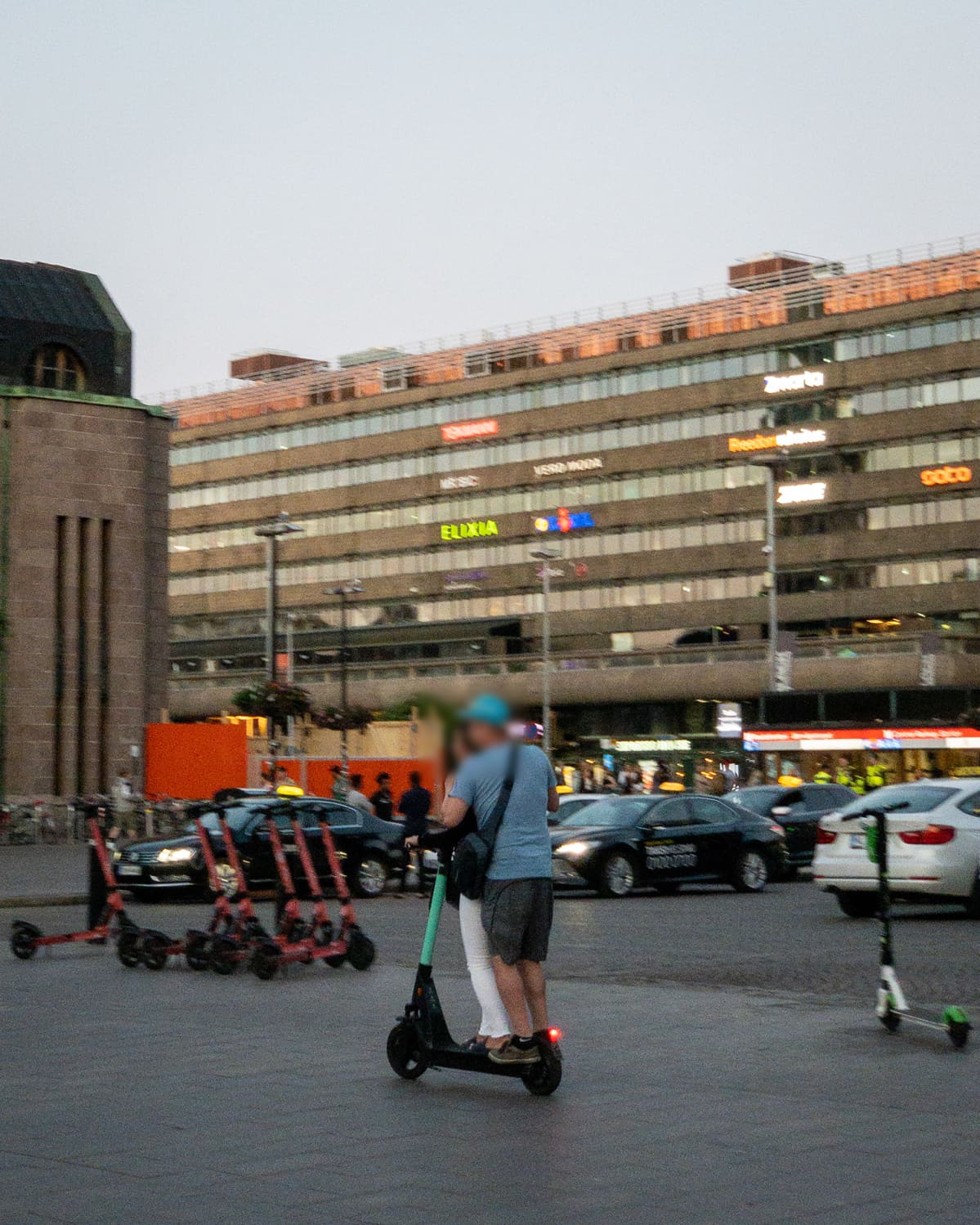 Sähköpotkulaudalla ajetaan Helsingin rautatieasemalla.